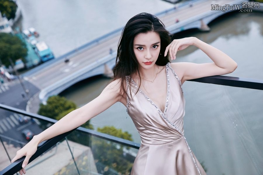 Angelababy自信展露事业线 一袭金色礼服优雅高贵(9/26)