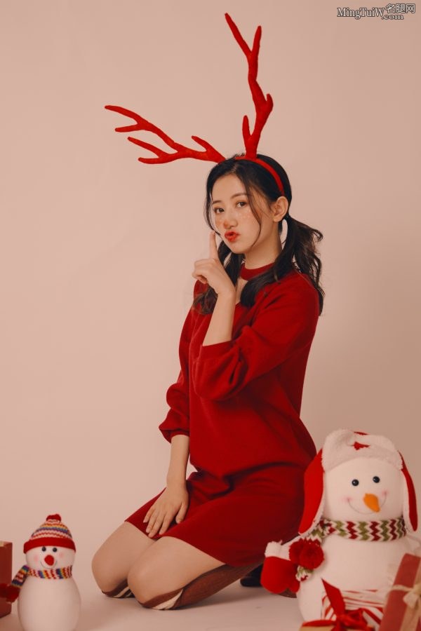 美女解说Gini头戴鹿角腿穿棉筒袜拍写真(4/5)
