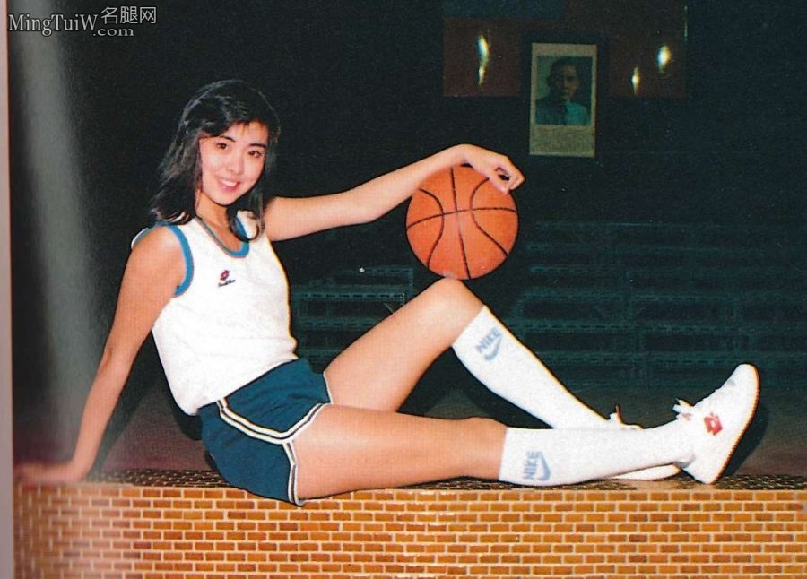 打篮球的美腿少女，王祖贤多年前的老图（第1张/共3张）
