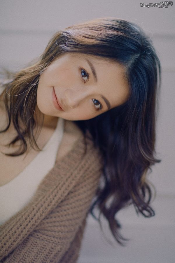 《王者荣耀》游戏女解说Gini清纯写真露可爱小脚丫(8/8)