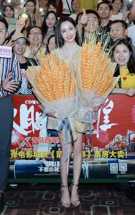 佟丽娅精致的长腿和美脚丫有点受不了(4/6)