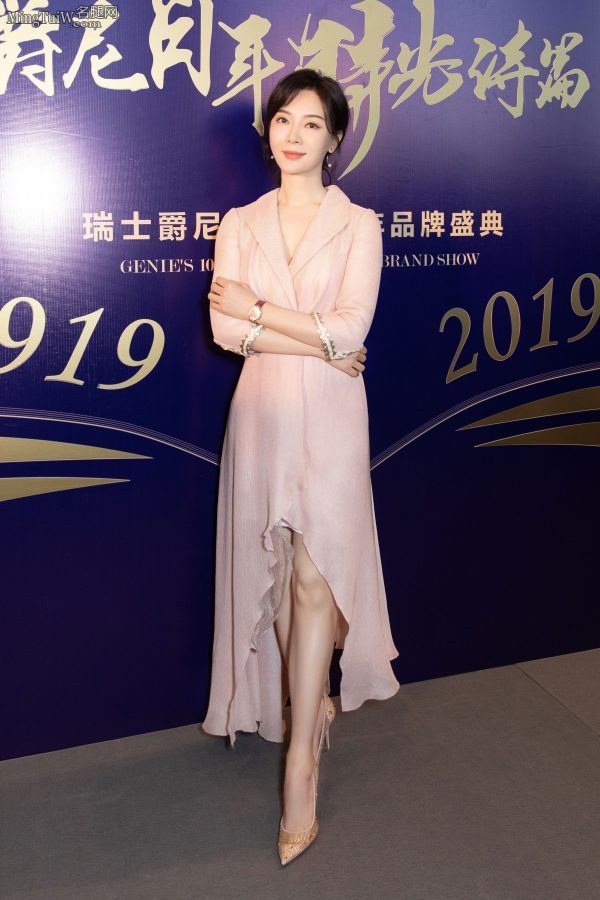 大气优雅的女人陈数光滑的玉腿踩尖头高跟鞋(2/3)