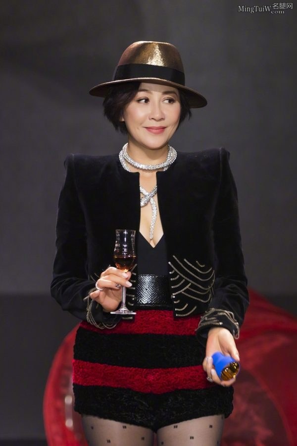 成熟气质女星刘嘉玲的圆点黑丝袜美腿(10/16)