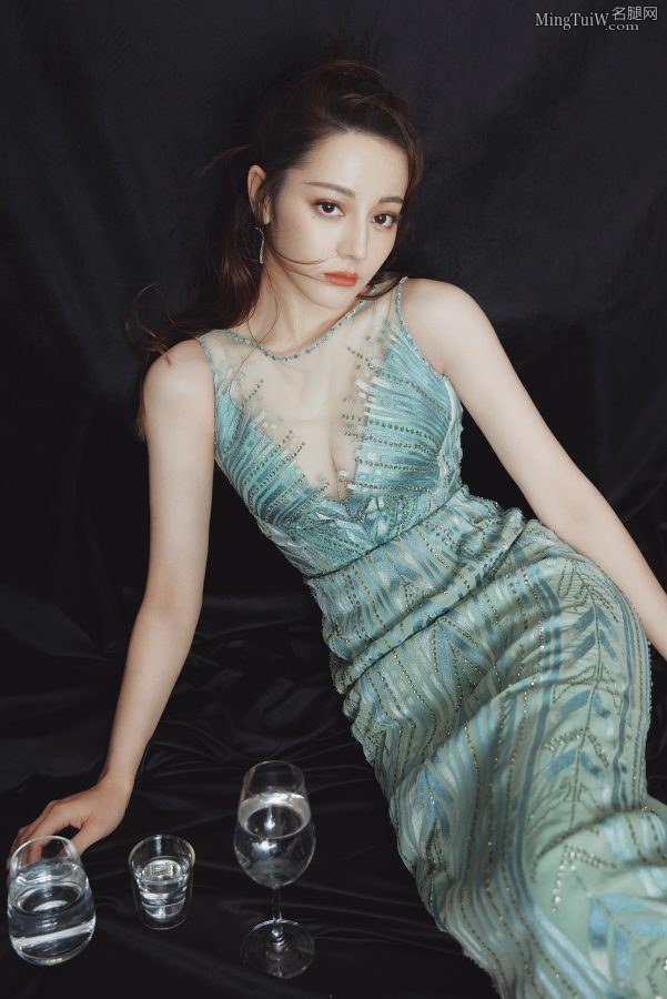 迪丽热巴一袭绿色低胸美裙春意盎然，以后叫你迪丽热奶(2/18)