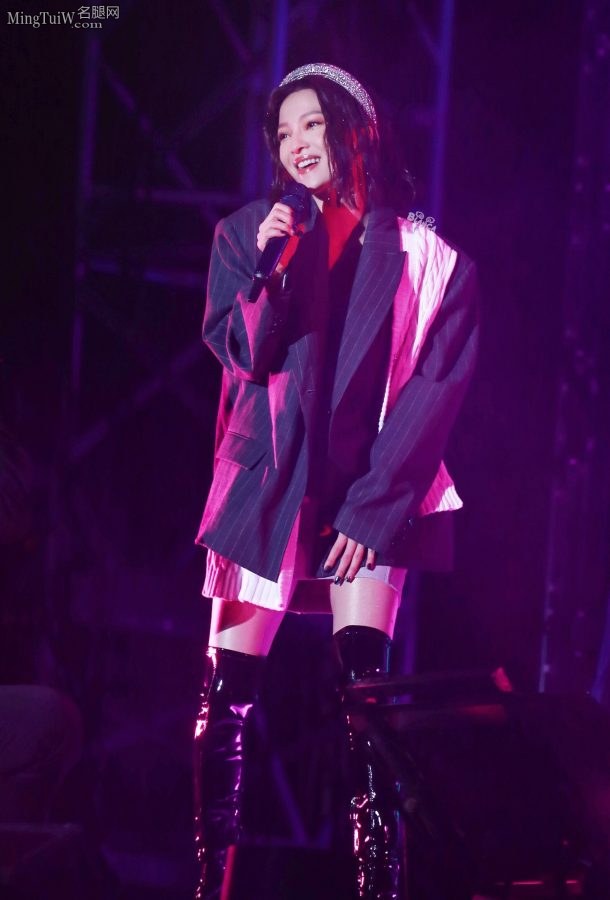 Angela Chang wore long black leather boots on stage, revealing a thigh wrapped in nude pantyhose(14/15)