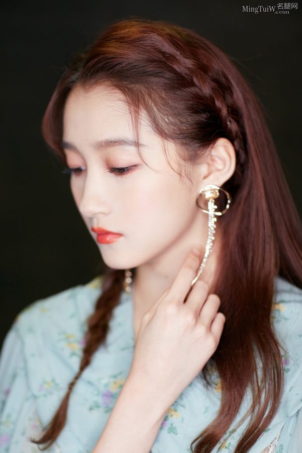 高挑的美女关晓彤腿型修长白皙(4/4)