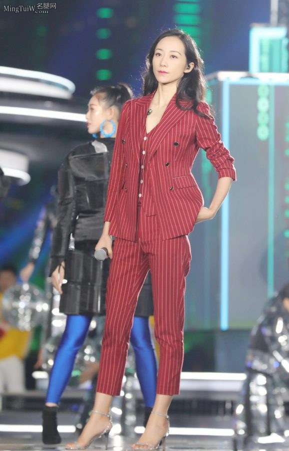 女星韩雪穿红色条纹西服套装好看的脚穿细高跟(1/2)
