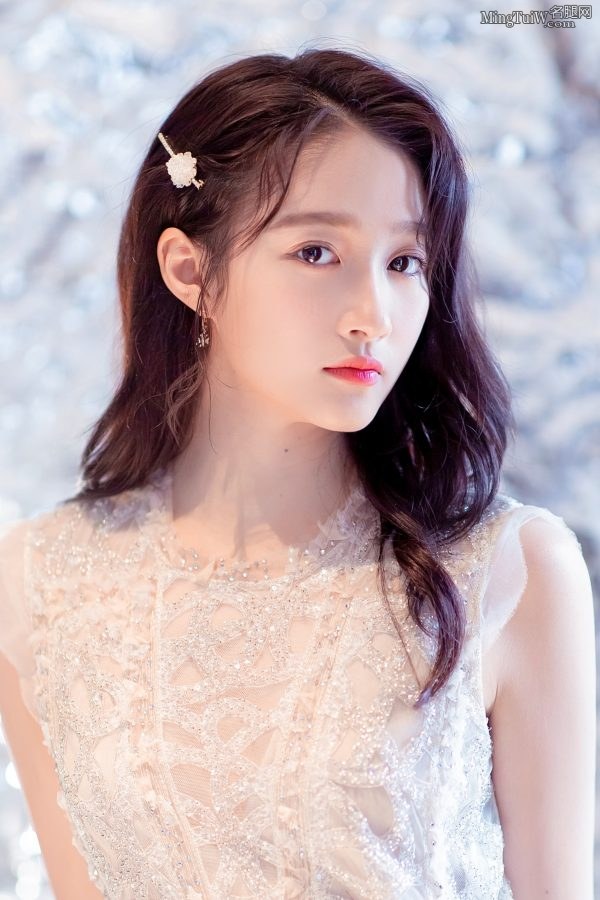 颜值在线的美少女关晓彤长腿踩银色细高跟(3/5)