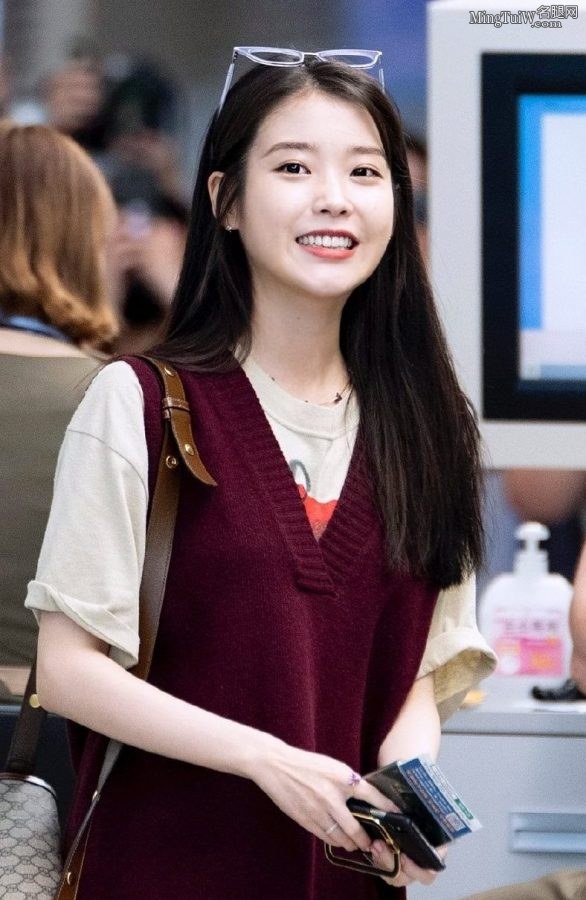 韩国美少女歌手李知恩机场白嫩的玉腿(4/6)