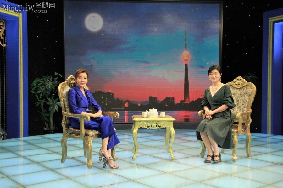 朱迅采访企业家现场秀出她的各种高跟鞋（第39张/共63张）