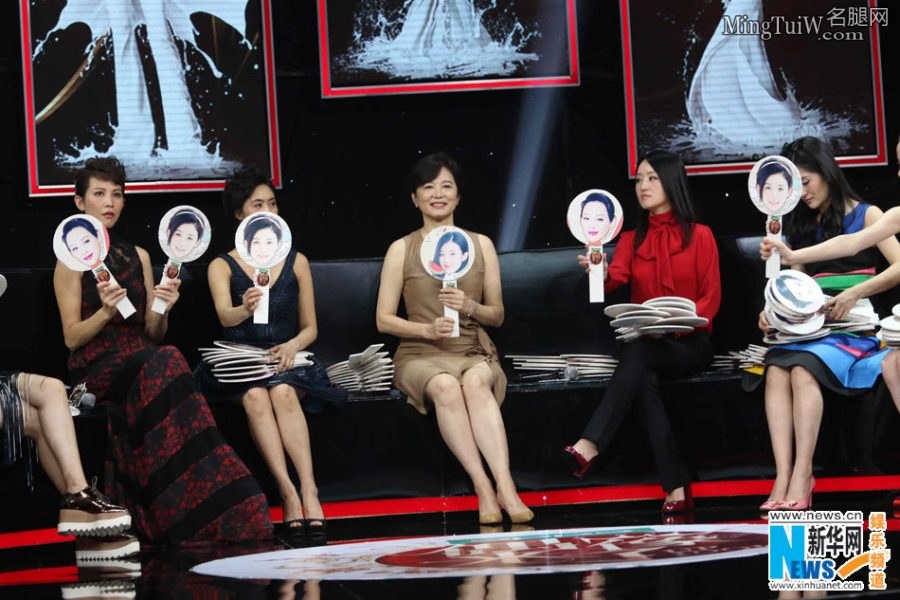 各年龄段女神坐一排 林青霞脱掉高跟鞋秀脚(6/12)