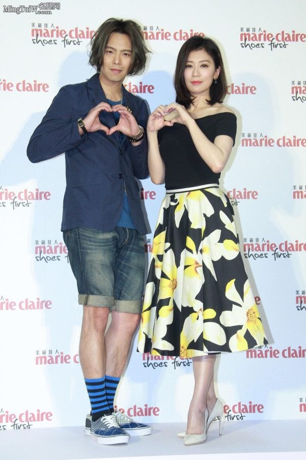 气质美女敏敏贾静雯踩高跟鞋参加商业活动双手比心(6/8)
