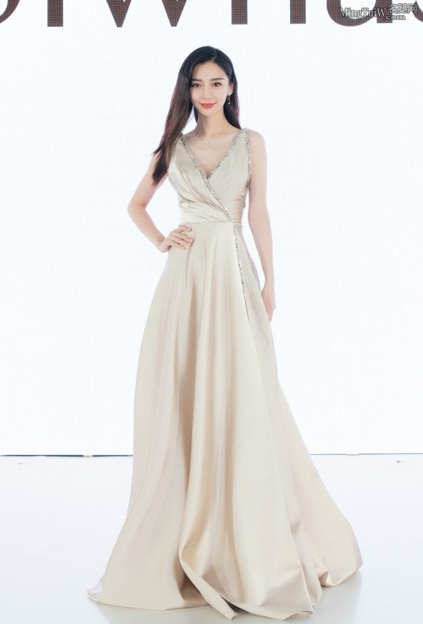 Angelababy自信展露事业线 一袭金色礼服优雅高贵(20/26)