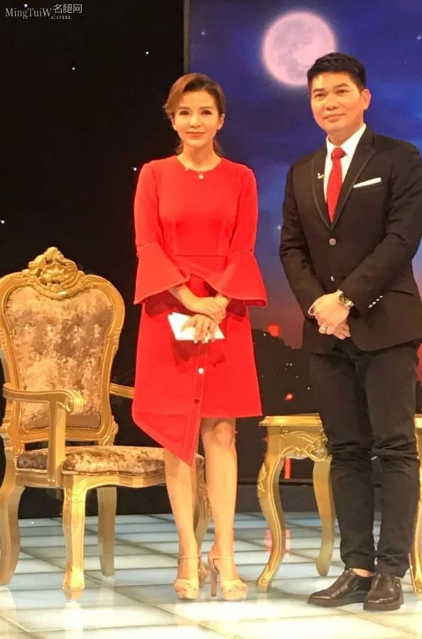 朱迅采访企业家现场秀出她的各种高跟鞋(43/63)