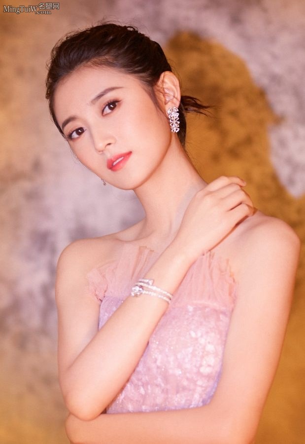 陈钰琪一袭仙气紫色纱裙 人美背美脚更美(3/8)