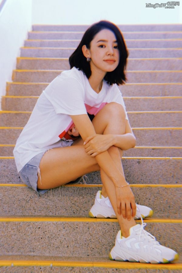 长腿美女谭凯琪牛仔短裤配白色运动鞋(1/2)