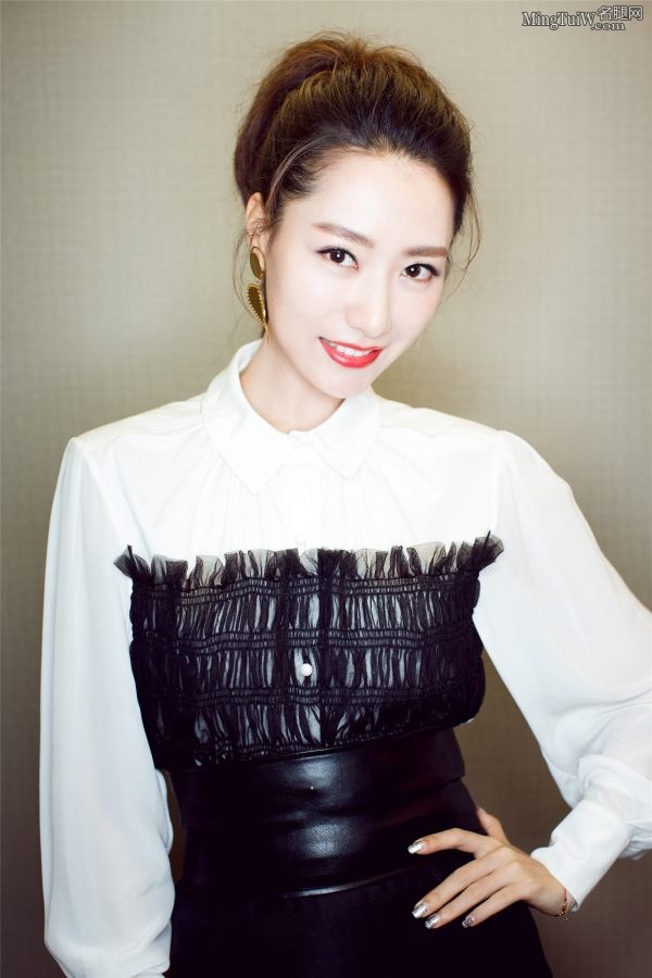 白冰美足穿凉高跟鞋 美腿在纱裙里若隐若现(4/7)