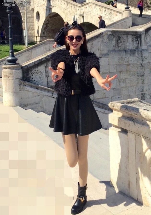 周知穿上肉丝袜把腿秀到捷克去了(3/4)