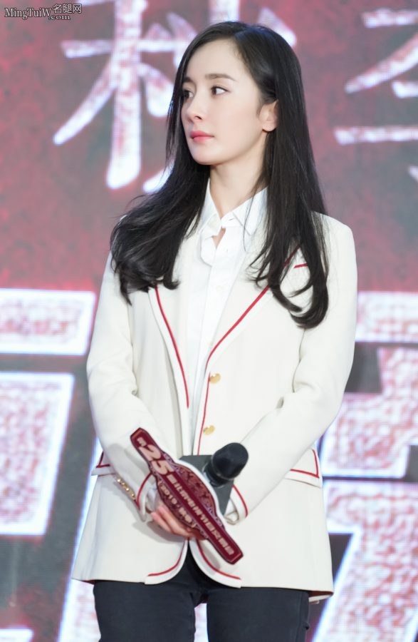杨幂紧身牛仔裤配长靴 拉长后效果更好了(12/13)