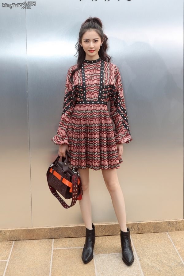 女明星陈钰琪细腿穿短靴款款向你走来(4/7)