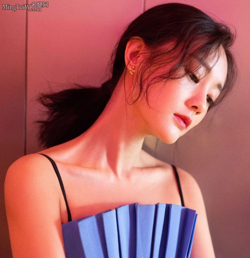 李一桐穿吊带蓝色美裙秀出美腿和玉背(5/7)