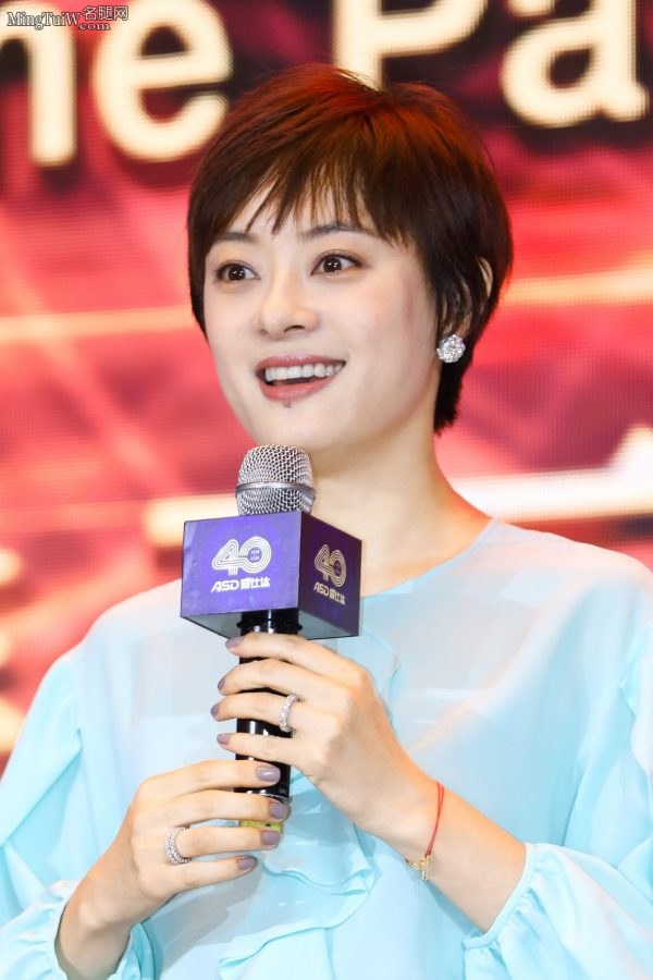天生俪质娘娘孙俪穿清新绿色美裙露美足(4/13)