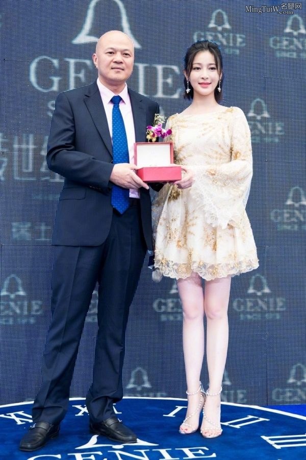 甘婷婷出席商业活动好看的脚丫穿了珍珠带高跟鞋(1/5)