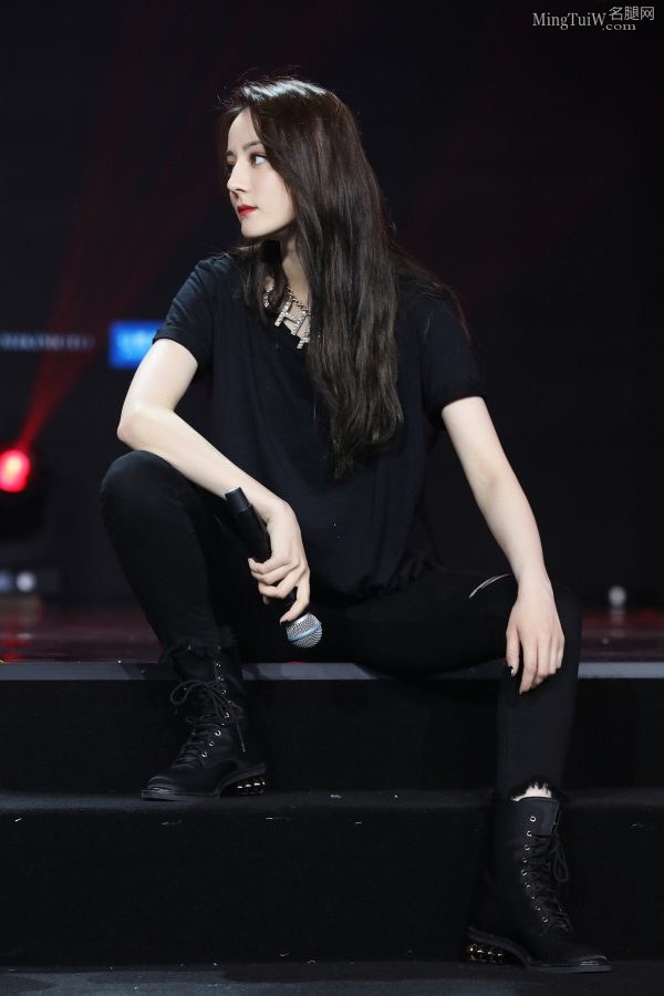 Dilraba dances hotly in tight jeans and short boots. The two dancers next to her also have good legs.(6/9)