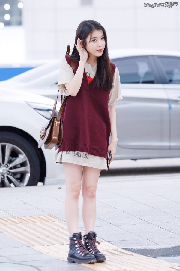 韩国美少女歌手李知恩机场白嫩的玉腿(2/6)