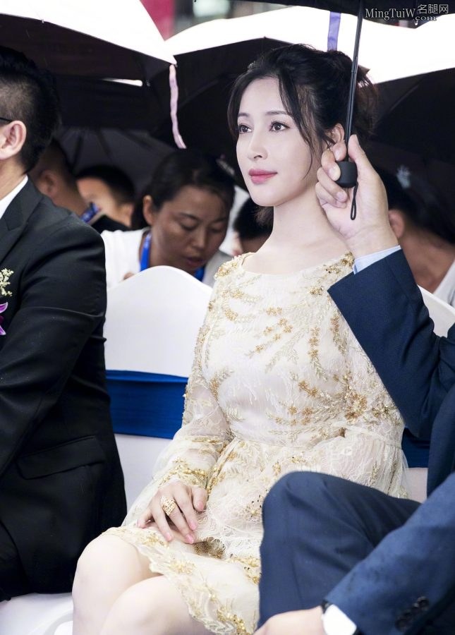 甘婷婷出席商业活动好看的脚丫穿了珍珠带高跟鞋(5/5)
