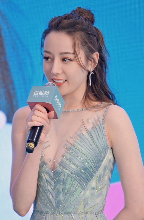 迪丽热巴一袭绿色低胸美裙春意盎然，以后叫你迪丽热奶(17/18)