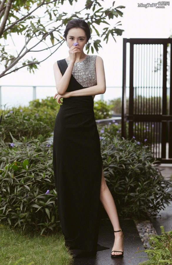 Yang Mi's slim waist and long legs are so hot(1/16)