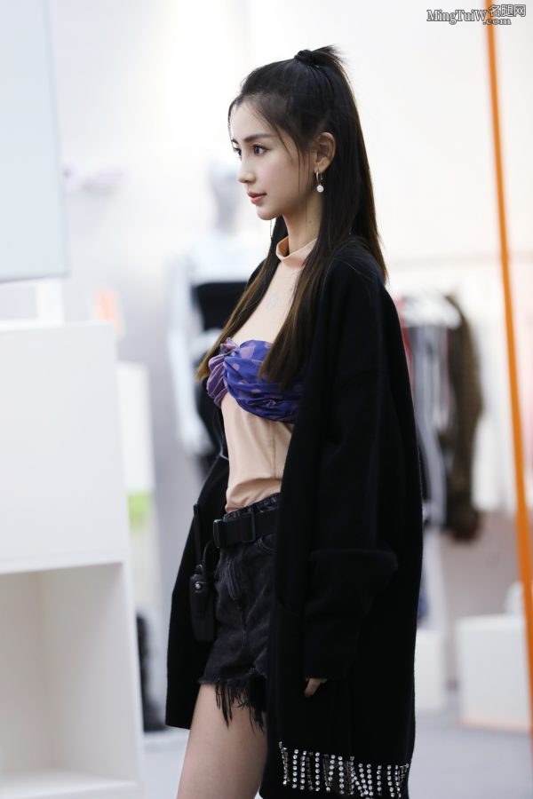 新潮的美少妇Angelababy后台试穿满意的衣服后上台走秀(3/12)