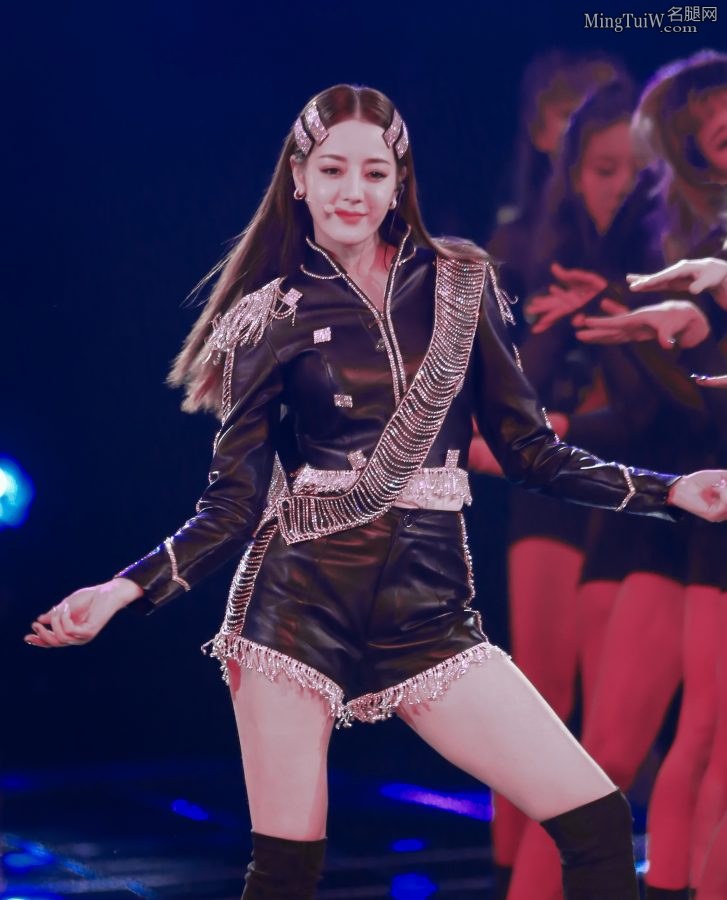 迪丽热巴美腿穿长靴配肉丝袜，登台表演挺带劲(14/56)