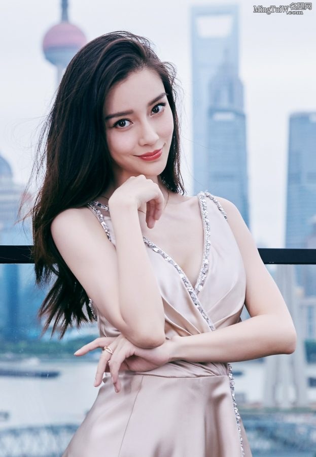 Angelababy自信展露事业线 一袭金色礼服优雅高贵(13/26)