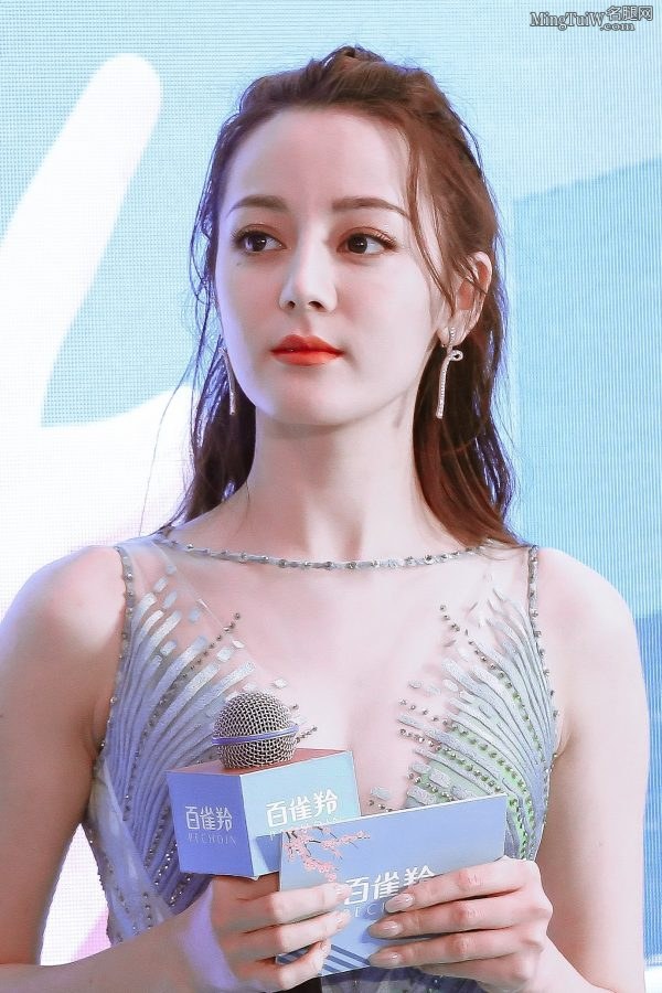 迪丽热巴一袭绿色低胸美裙春意盎然，以后叫你迪丽热奶（第12张/共18张）