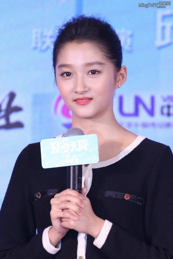 美妞关晓彤玉手纤细玉腿修长(3/5)