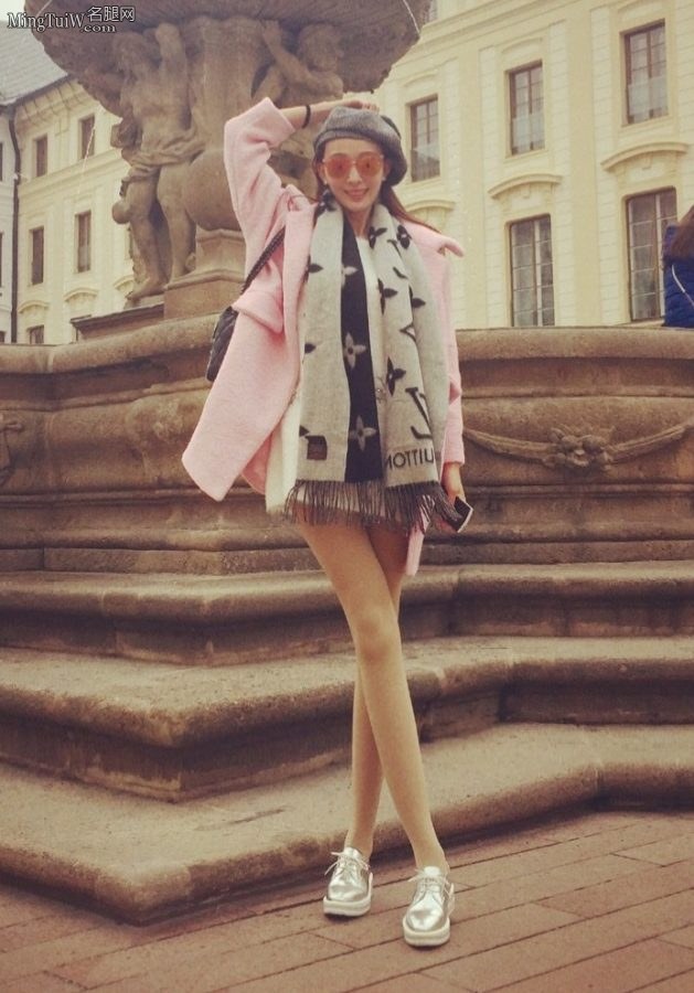 周知站在布拉格广场秀她的丝袜美腿（第1张/共3张）