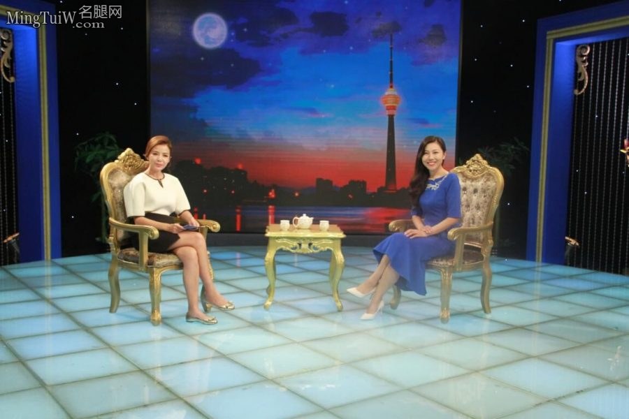 朱迅采访企业家现场秀出她的各种高跟鞋(21/63)