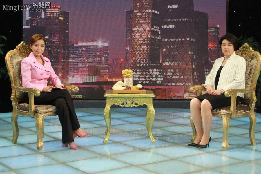 朱迅采访企业家现场秀出她的各种高跟鞋（第14张/共63张）
