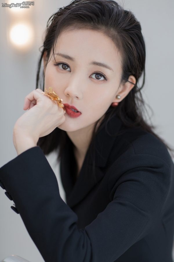 李一桐穿西服套装换了两双高跟美爆了(3/5)