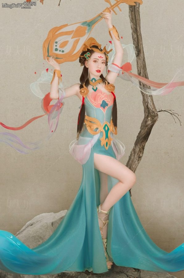 游戏解说Gini玩Cosplay《王者荣耀》杨玉环(1/4)
