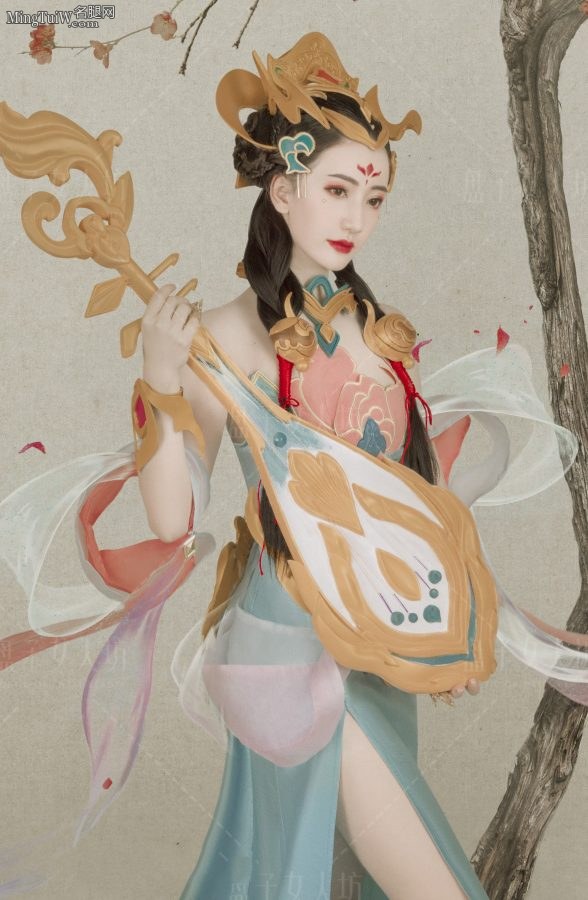 游戏解说Gini玩Cosplay《王者荣耀》杨玉环（第3张/共4张）