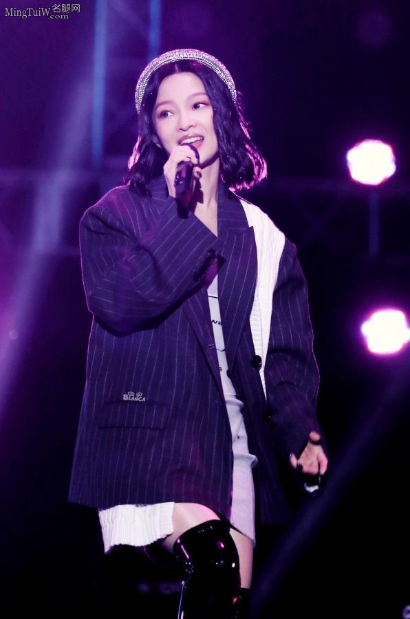 Angela Chang wore long black leather boots on stage, revealing a thigh wrapped in nude pantyhose(15/15)
