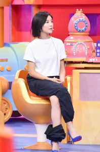 赵奕欢穿蓝色红底高跟鞋录制综艺节目裤子就剩一条腿了