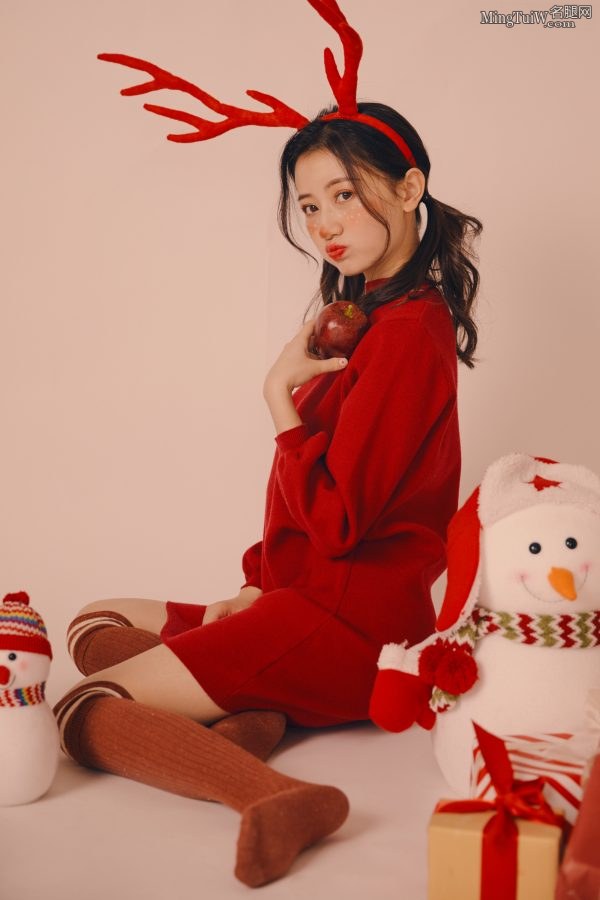 美女解说Gini头戴鹿角腿穿棉筒袜拍写真(1/5)