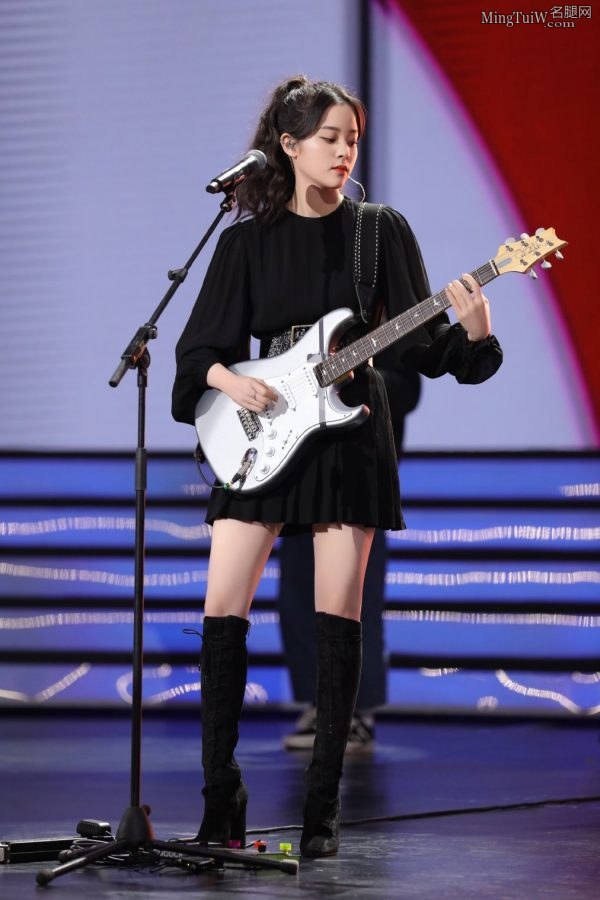 欧阳娜娜美腿穿上长靴 弹吉他弹钢琴真是文艺小天才(5/9)