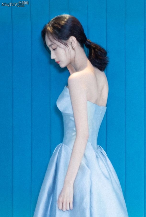 Li Yitong wears a beautiful blue dress with suspenders to show off her beautiful legs and beautiful back(7/7)