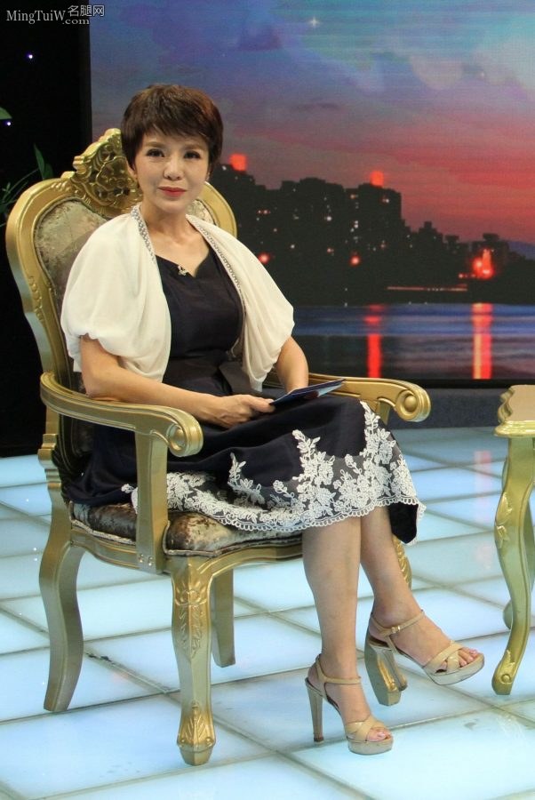 朱迅采访企业家现场秀出她的各种高跟鞋（第49张/共63张）