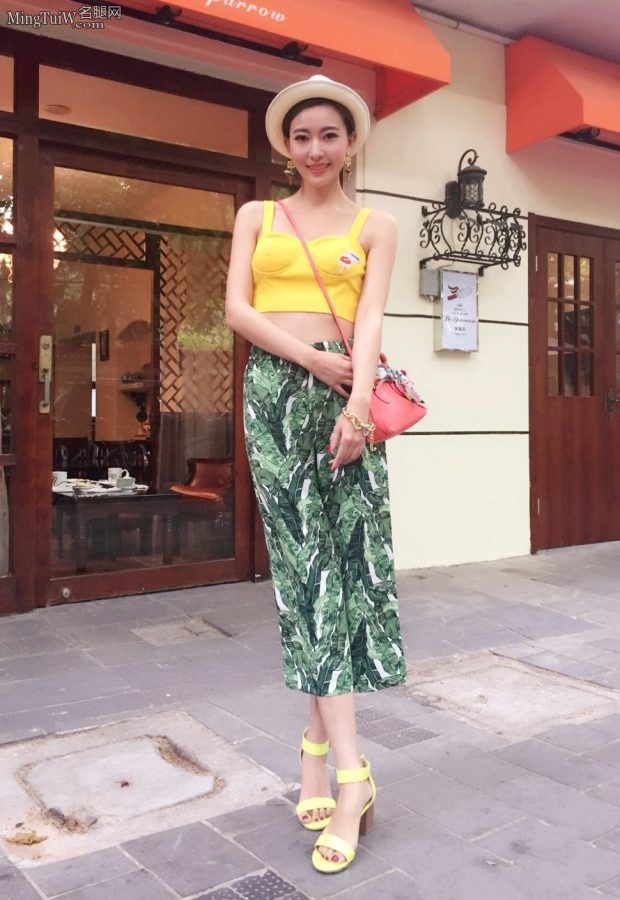 周知穿各种漂亮衣服街拍 腿被夸张的拉长(8/11)
